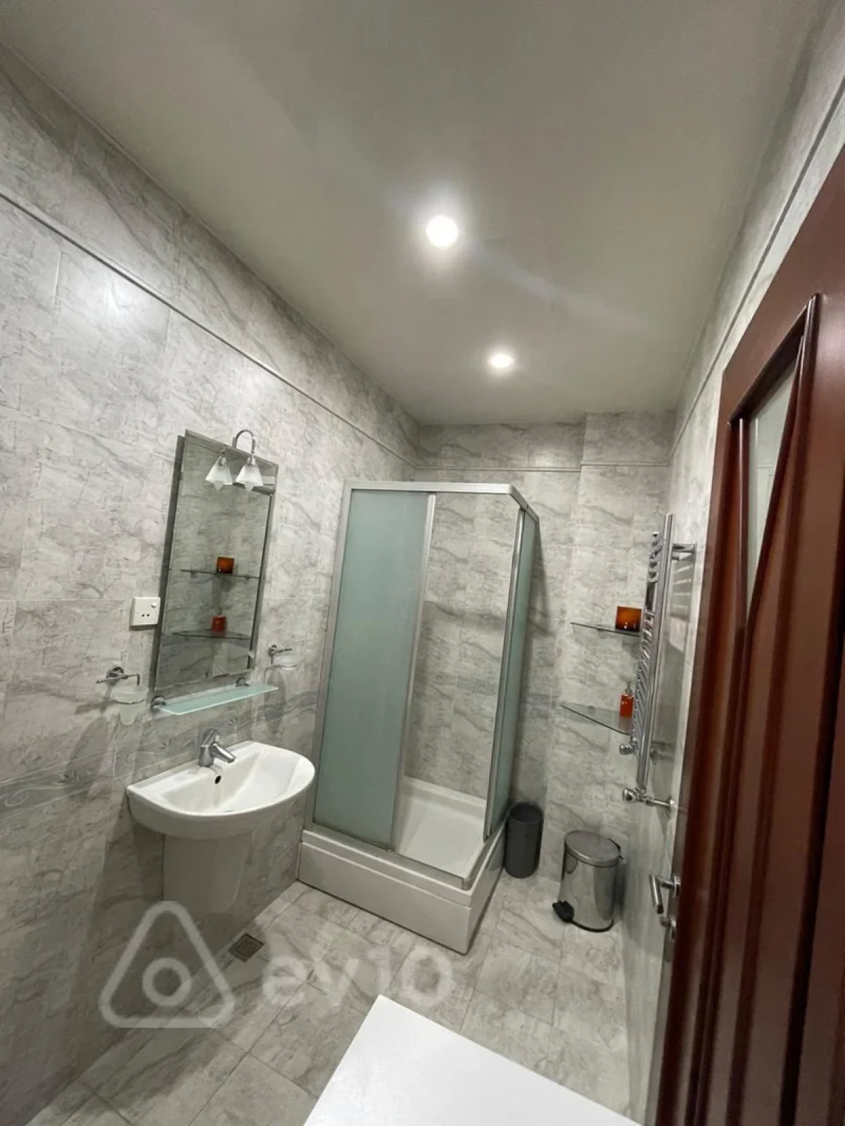 Kirayə verilir 3 otaqlı yeni tikili 400 m²