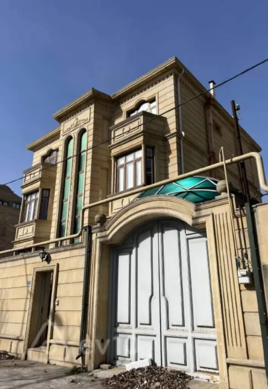 Kirayə verilir 12 otaqlı həyət evi 700 m²