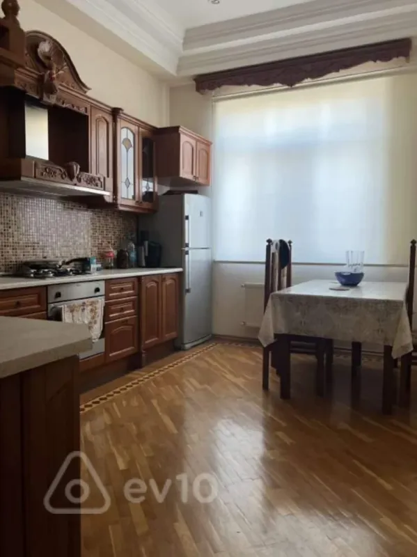 Kirayə verilir 12 otaqlı həyət evi 700 m²