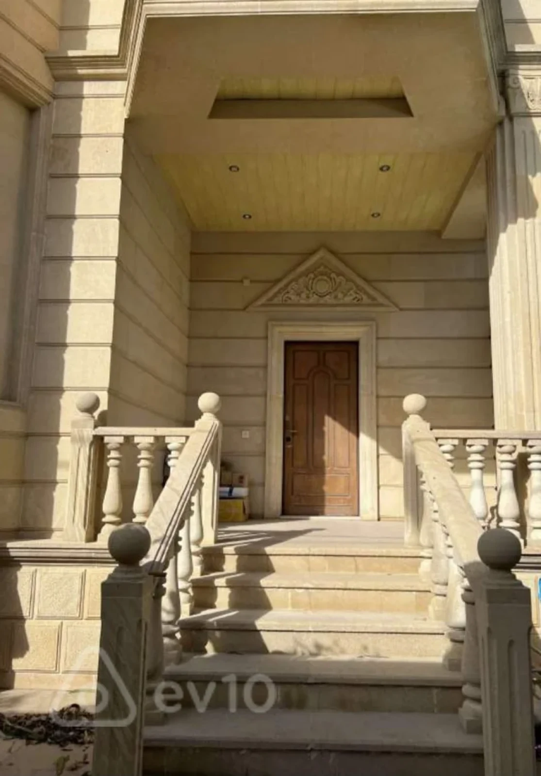 Kirayə verilir 12 otaqlı həyət evi 700 m²