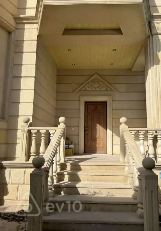 Kirayə verilir 12 otaqlı həyət evi 700 m²