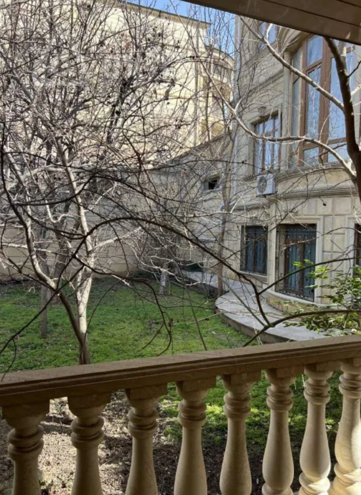 Kirayə verilir 12 otaqlı həyət evi 700 m²