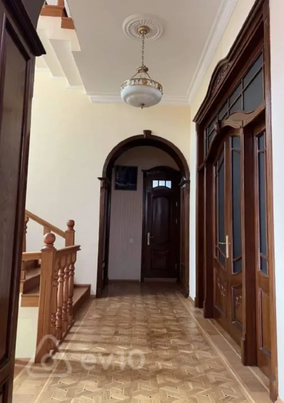 Kirayə verilir 12 otaqlı həyət evi 700 m²
