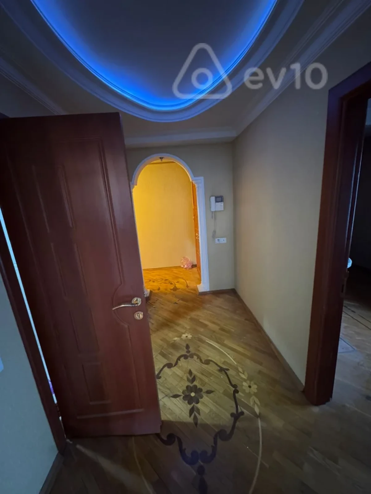 Satılır 2 otaqlı köhnə tikili 75 m²