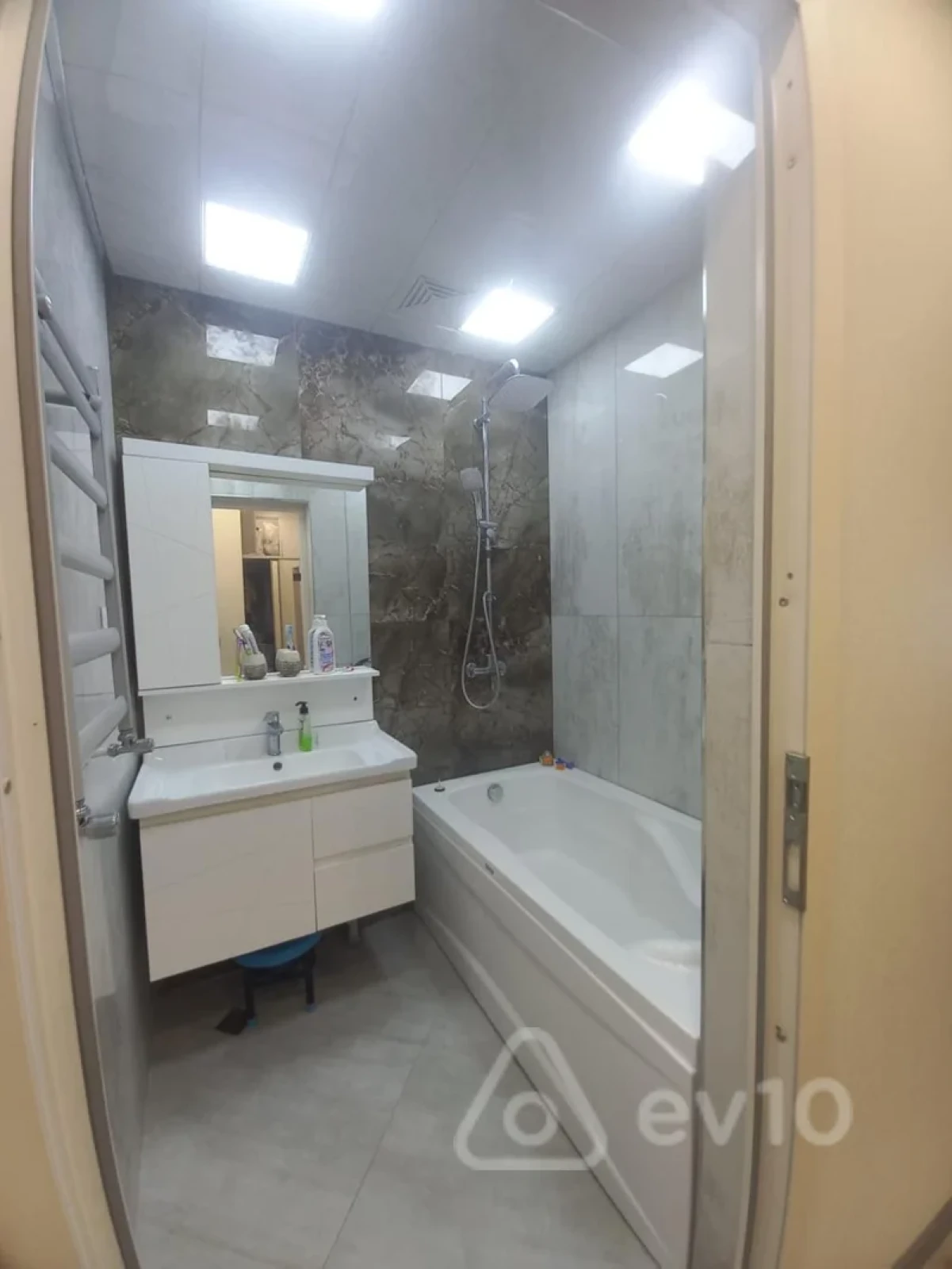 Satılır 2 otaqlı yeni tikili 60 m²