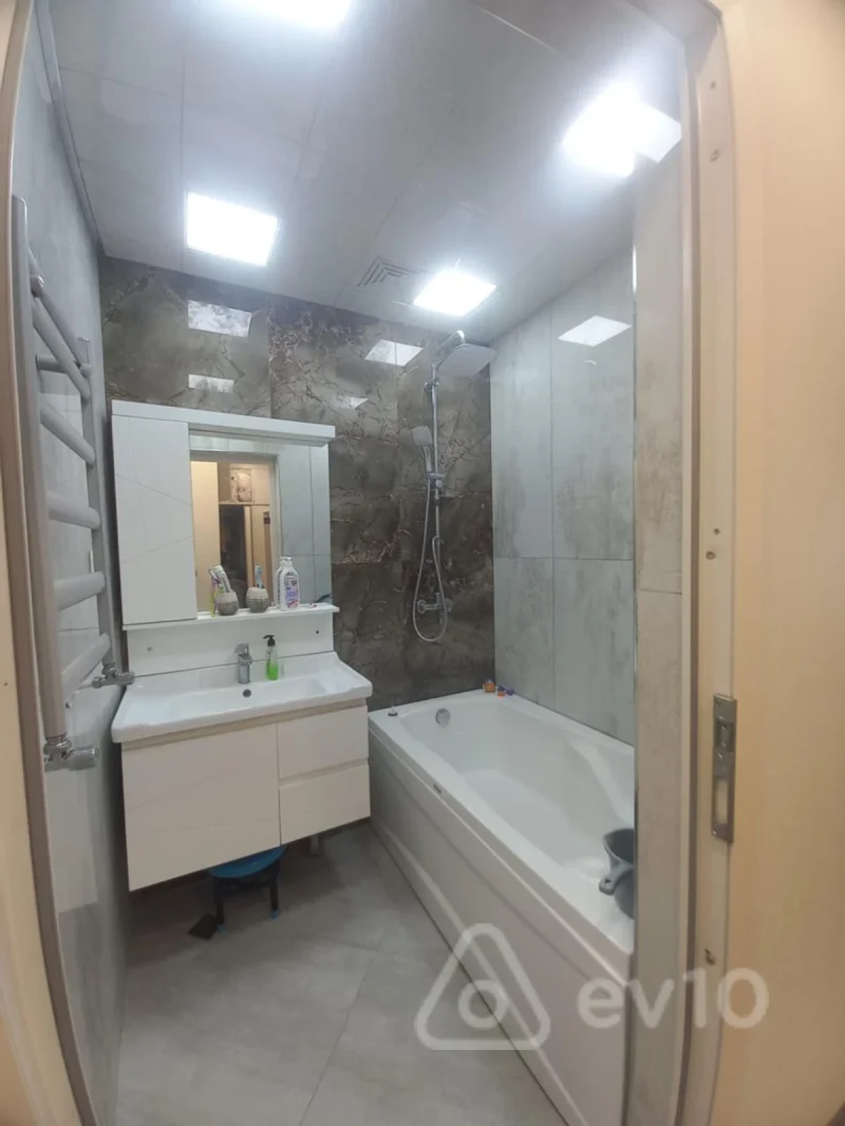 Satılır 2 otaqlı yeni tikili 60 m²