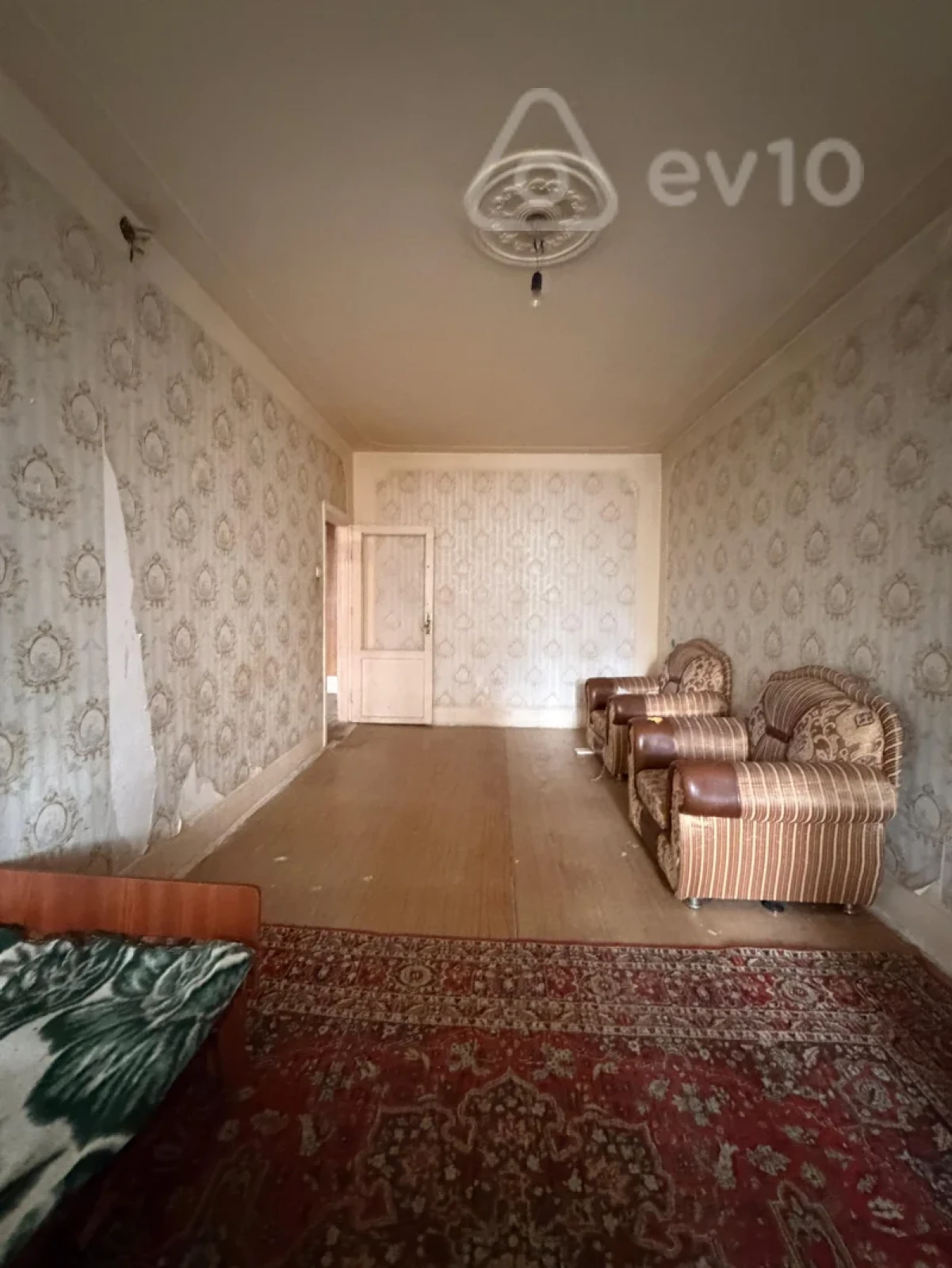 Satılır 4 otaqlı köhnə tikili 100 m²