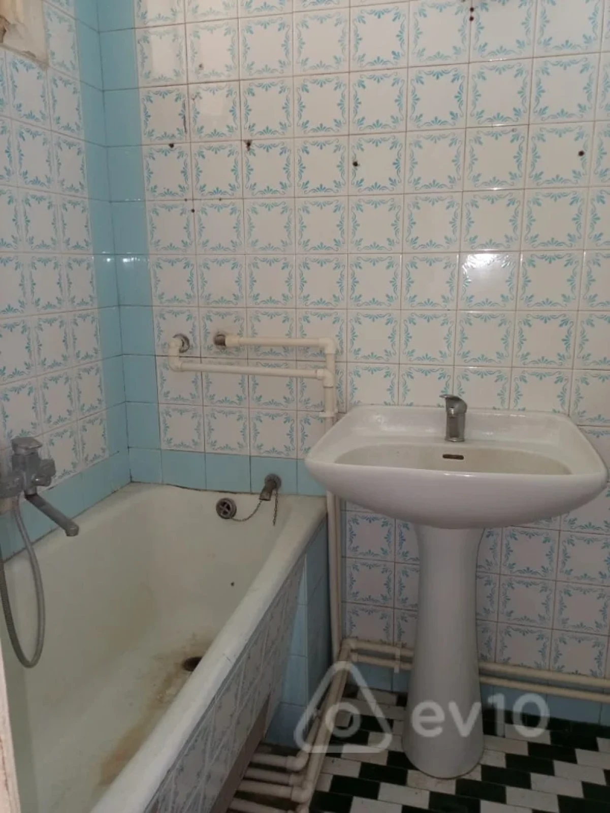 Kirayə verilir 2 otaqlı köhnə tikili 60 m²