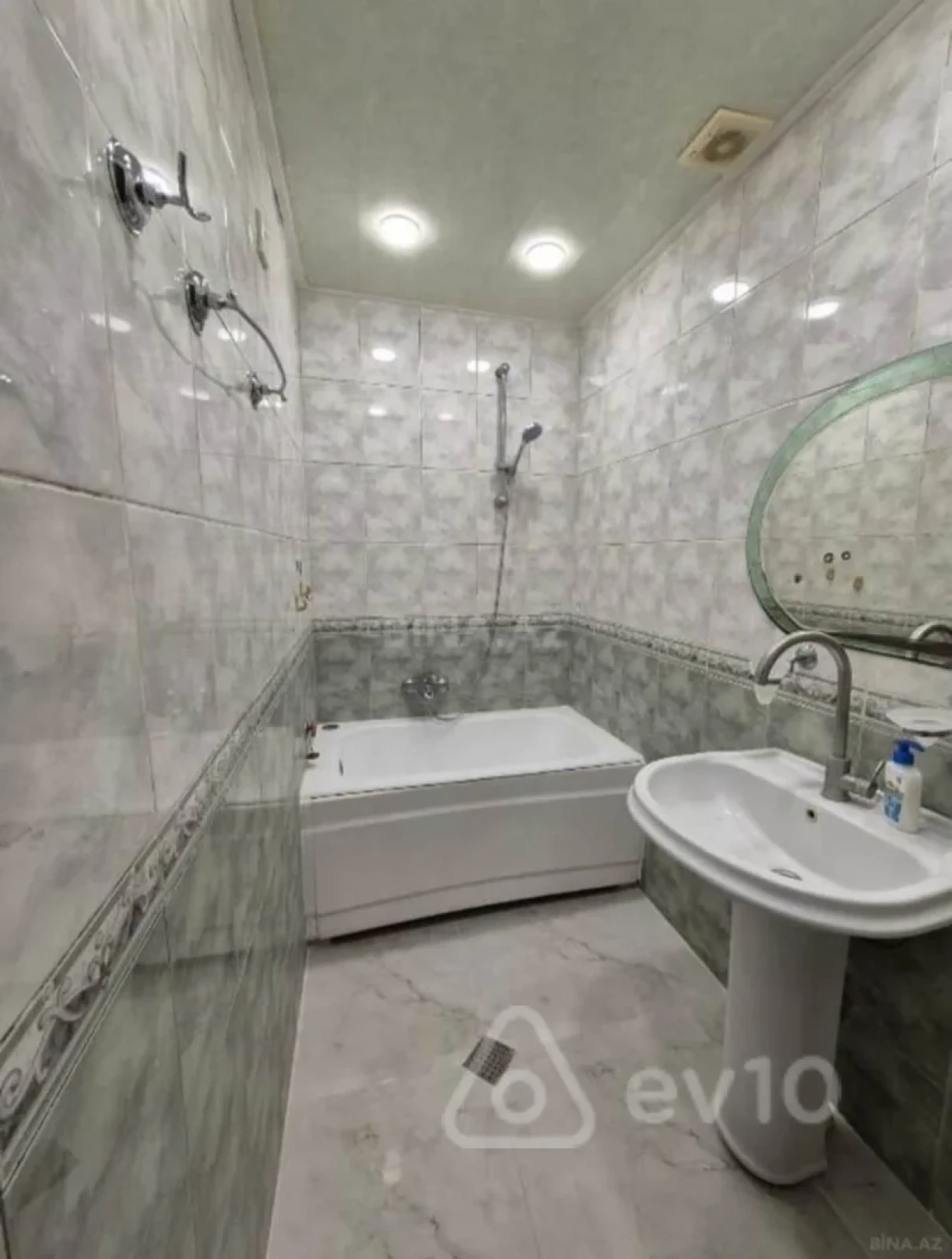 Satılır 2 otaqlı köhnə tikili 60 m²