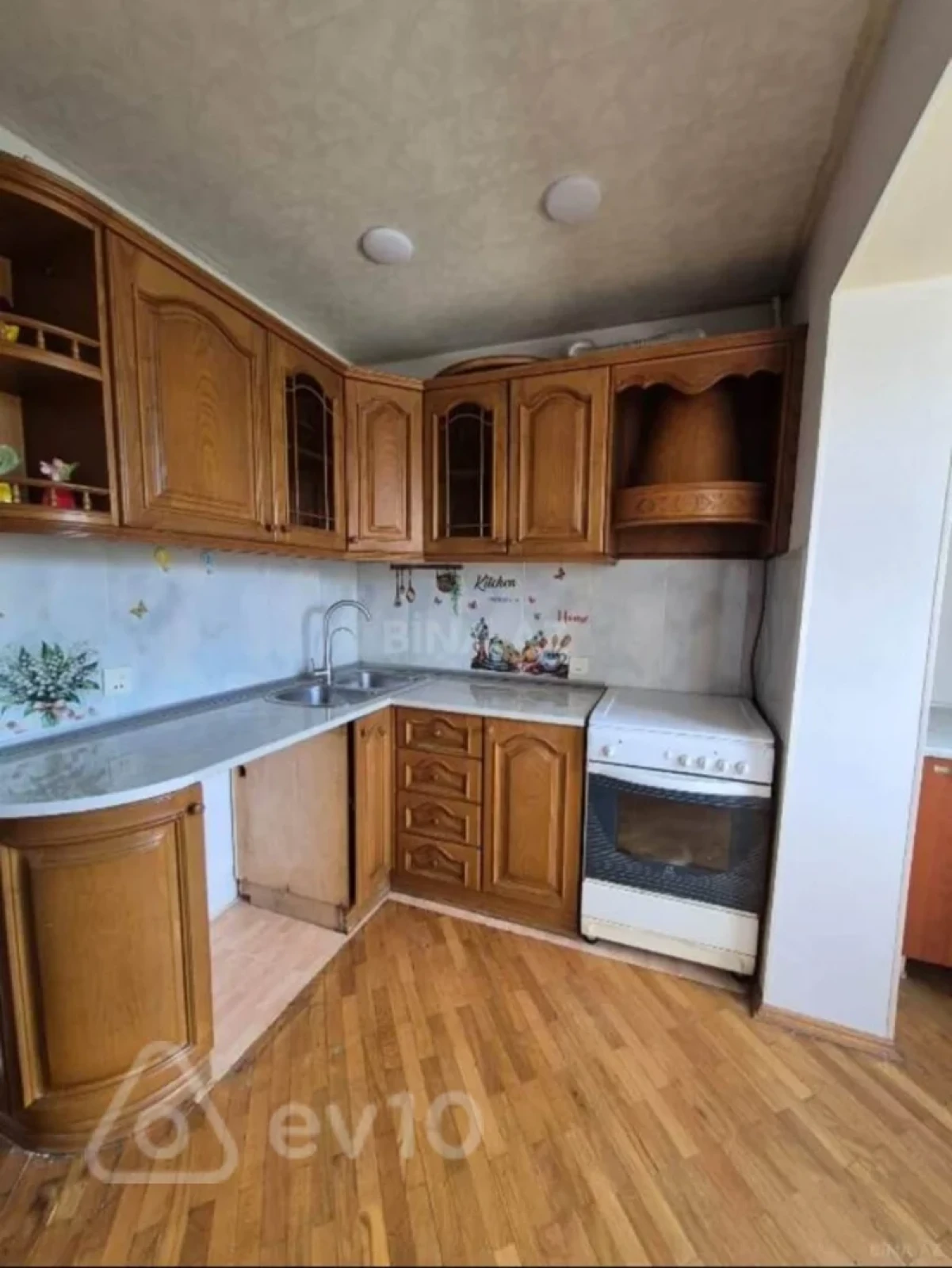 Satılır 2 otaqlı köhnə tikili 60 m²