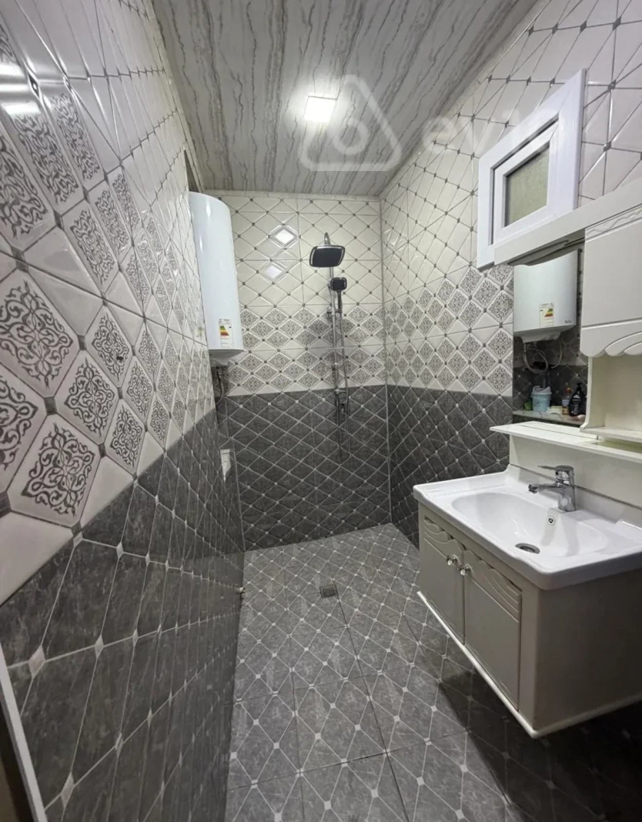 Satılır 2 otaqlı köhnə tikili 65 m²