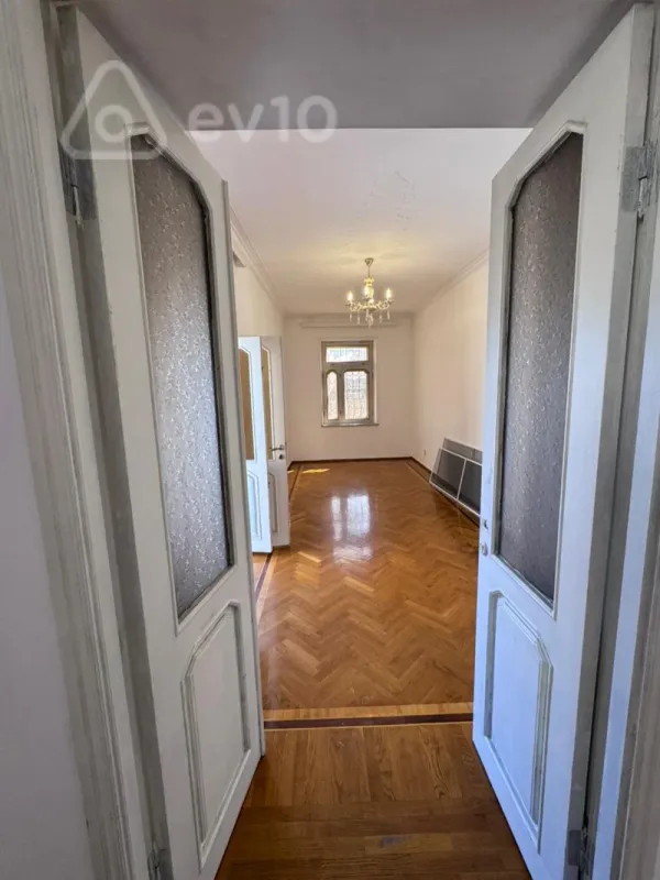 Satılır 2 otaqlı köhnə tikili 60 m²