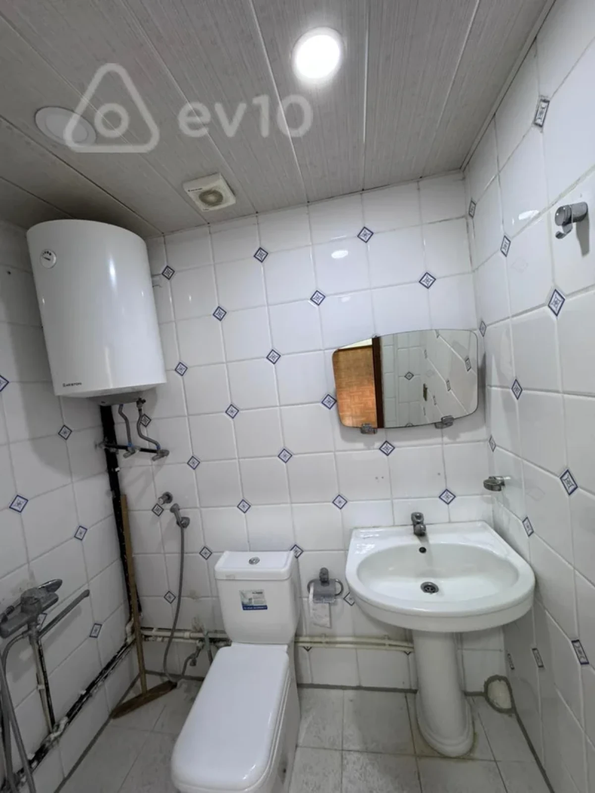 Satılır 2 otaqlı köhnə tikili 60 m²