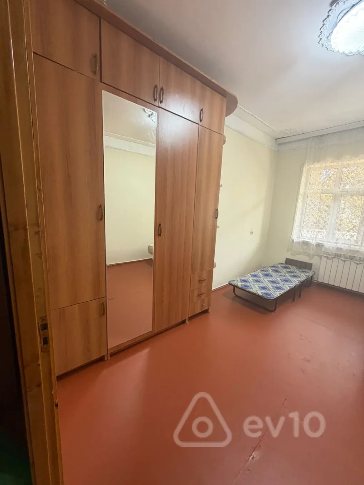 Kirayə verilir 4 otaqlı köhnə tikili 120 m²