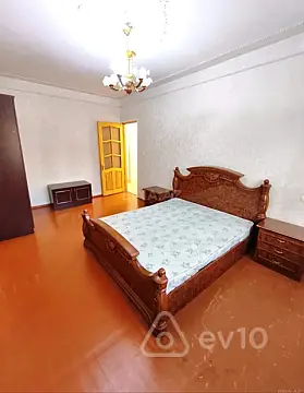 Kirayə verilir 4 otaqlı köhnə tikili 120 m²