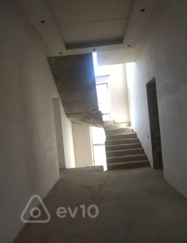 Satılır 6 otaqlı həyət evi 170 m²