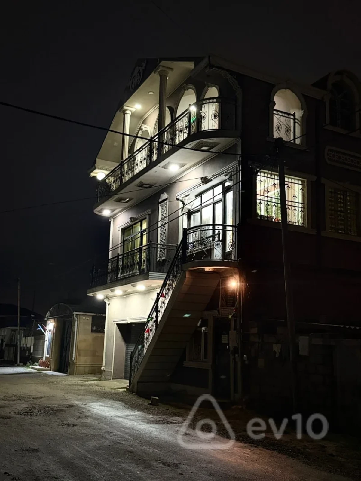 Satılır 3 otaqlı həyət evi 220 m²