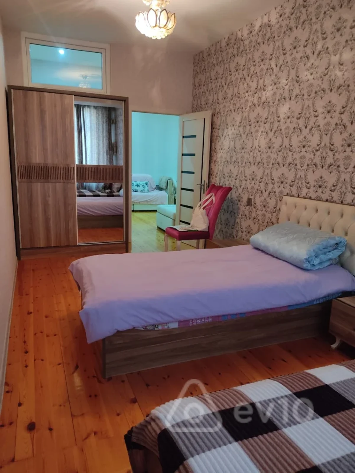 Kirayə verilir 3 otaqlı yeni tikili 2500 m²