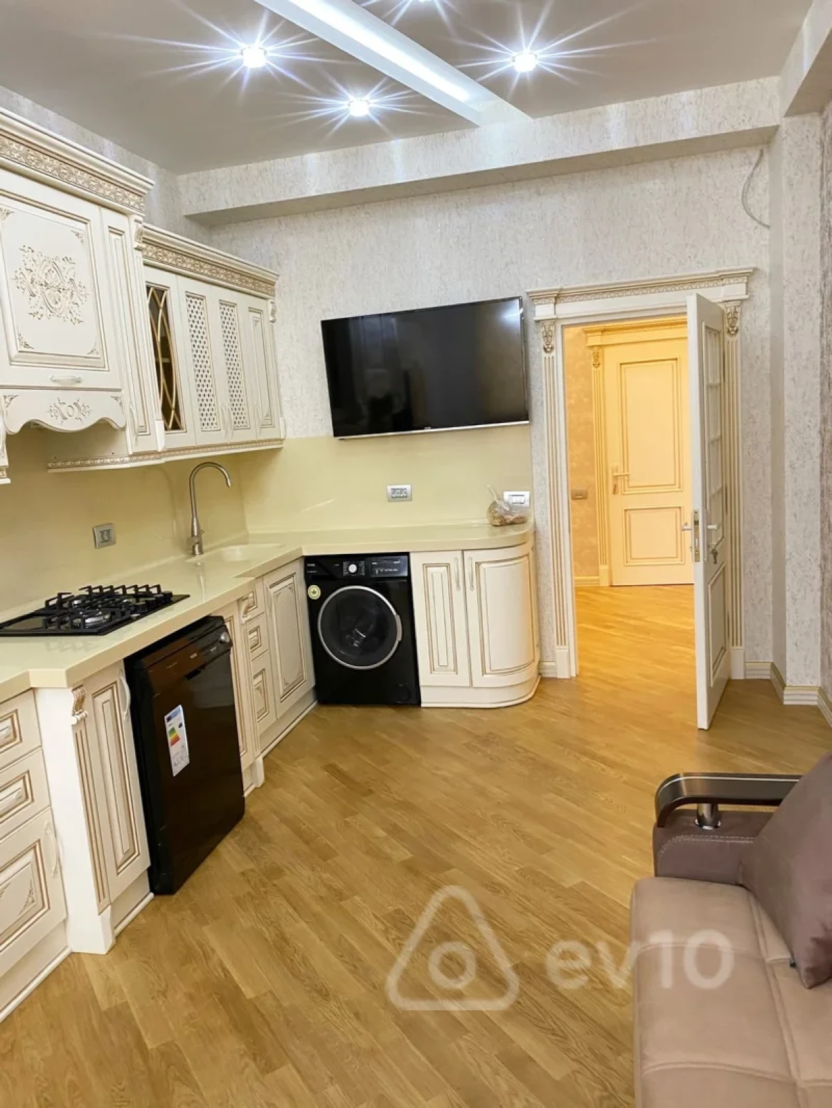 Kirayə verilir 3 otaqlı yeni tikili 170 m²