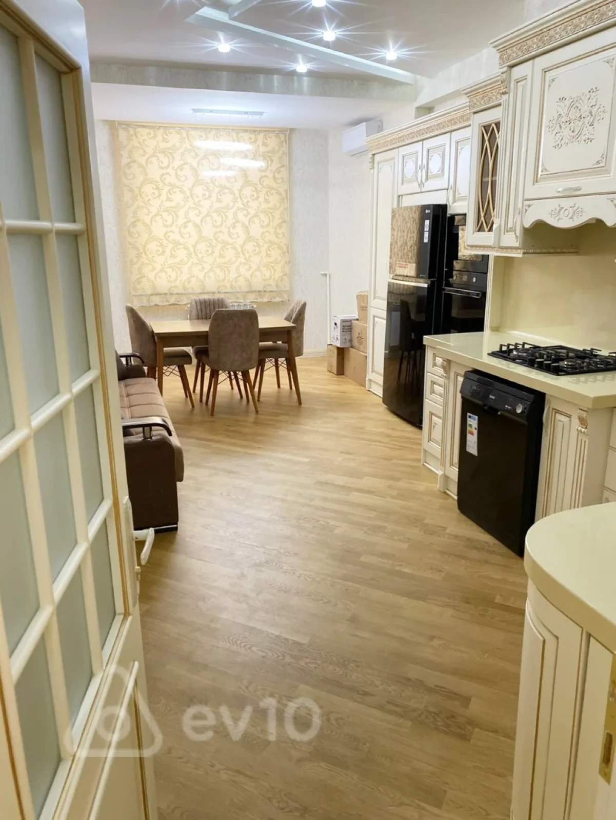 Kirayə verilir 3 otaqlı yeni tikili 170 m²