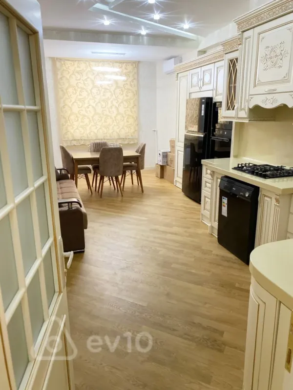 Kirayə verilir 3 otaqlı yeni tikili 170 m²