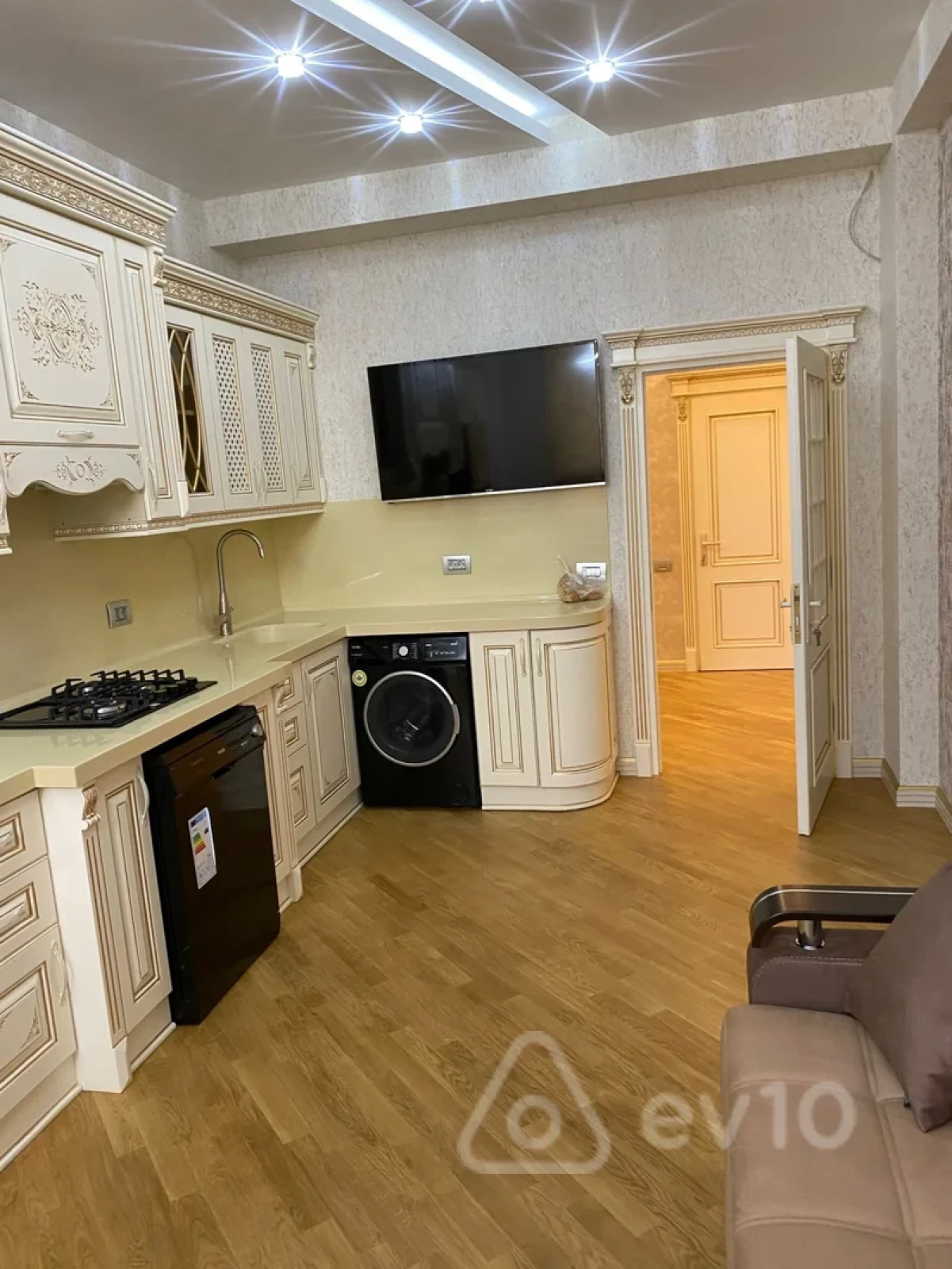 Kirayə verilir 3 otaqlı yeni tikili 170 m²