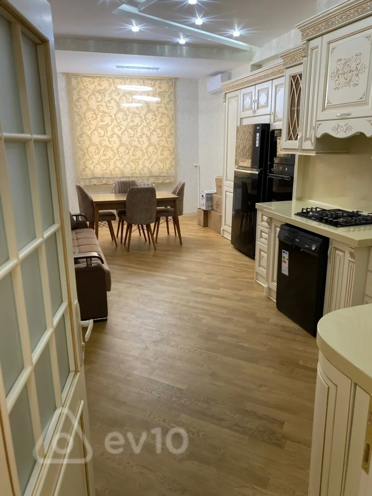 Kirayə verilir 3 otaqlı yeni tikili 170 m²
