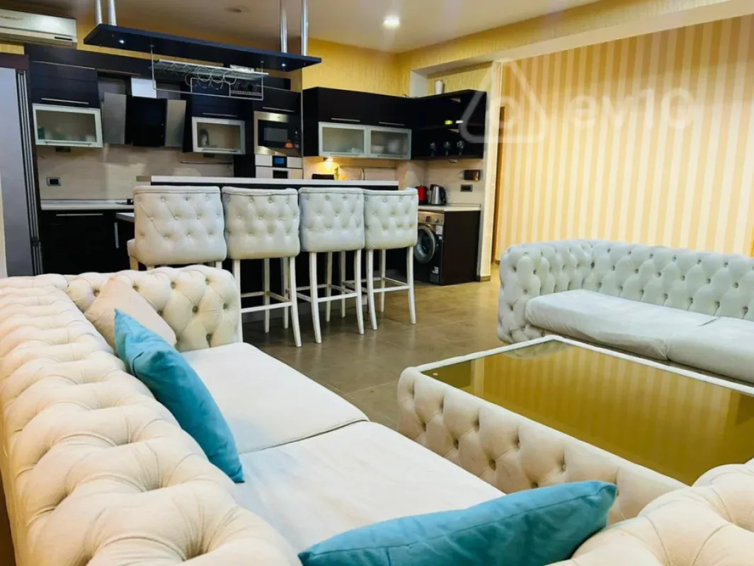 Kirayə verilir 3 otaqlı yeni tikili 140 m²