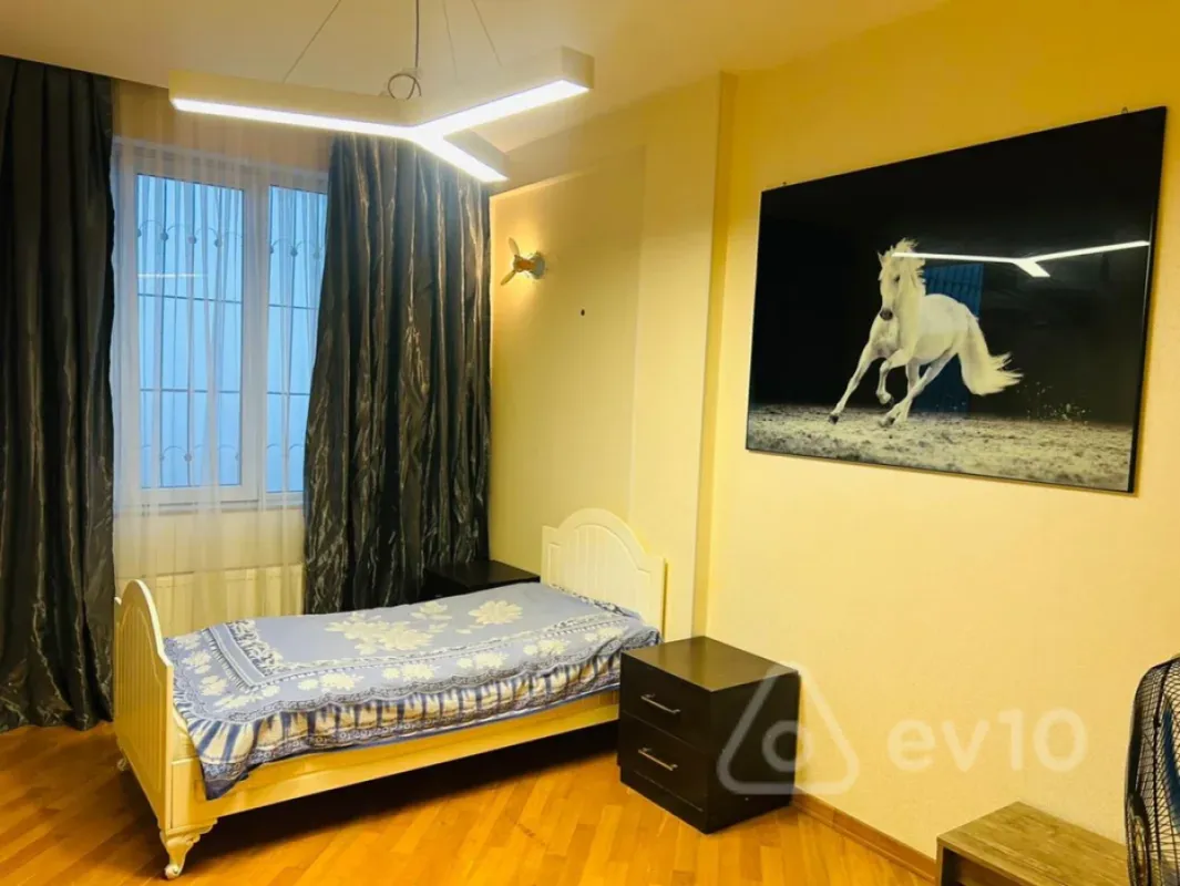 Kirayə verilir 3 otaqlı yeni tikili 140 m²