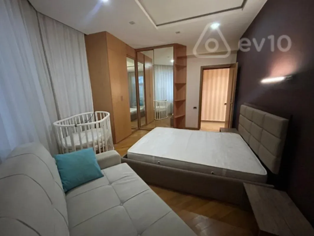 Kirayə verilir 3 otaqlı yeni tikili 140 m²