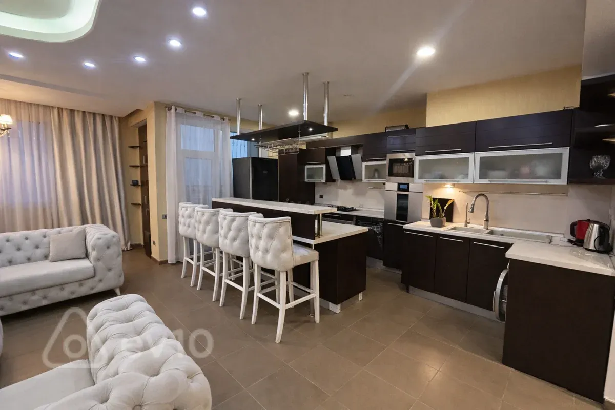 Kirayə verilir 3 otaqlı yeni tikili 140 m²