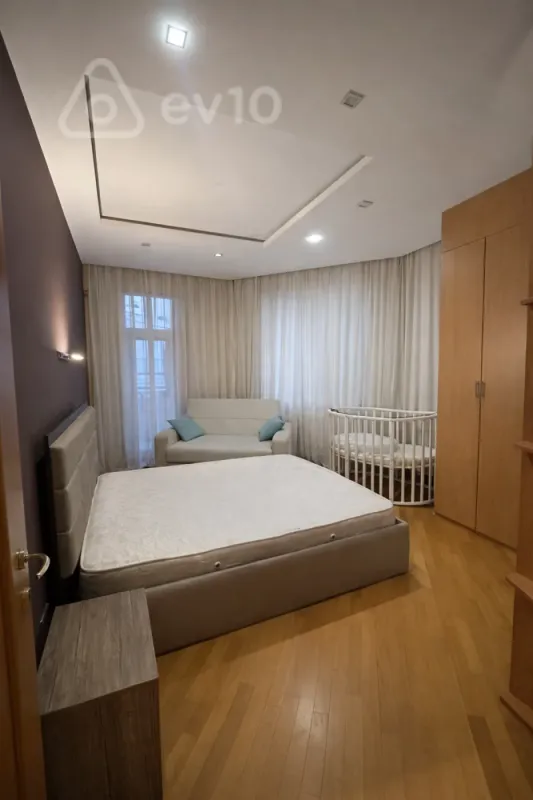 Kirayə verilir 3 otaqlı yeni tikili 140 m²