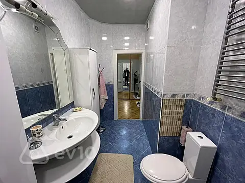 Kirayə verilir 3 otaqlı yeni tikili 140 m²
