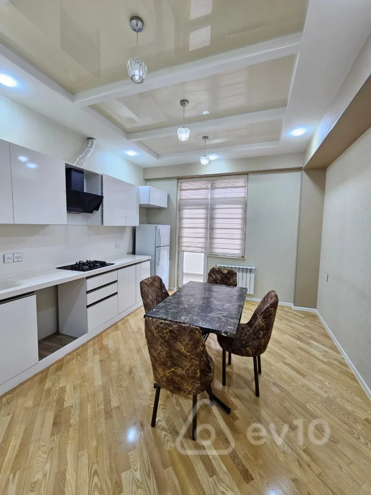 Kirayə verilir 3 otaqlı yeni tikili 160 m²