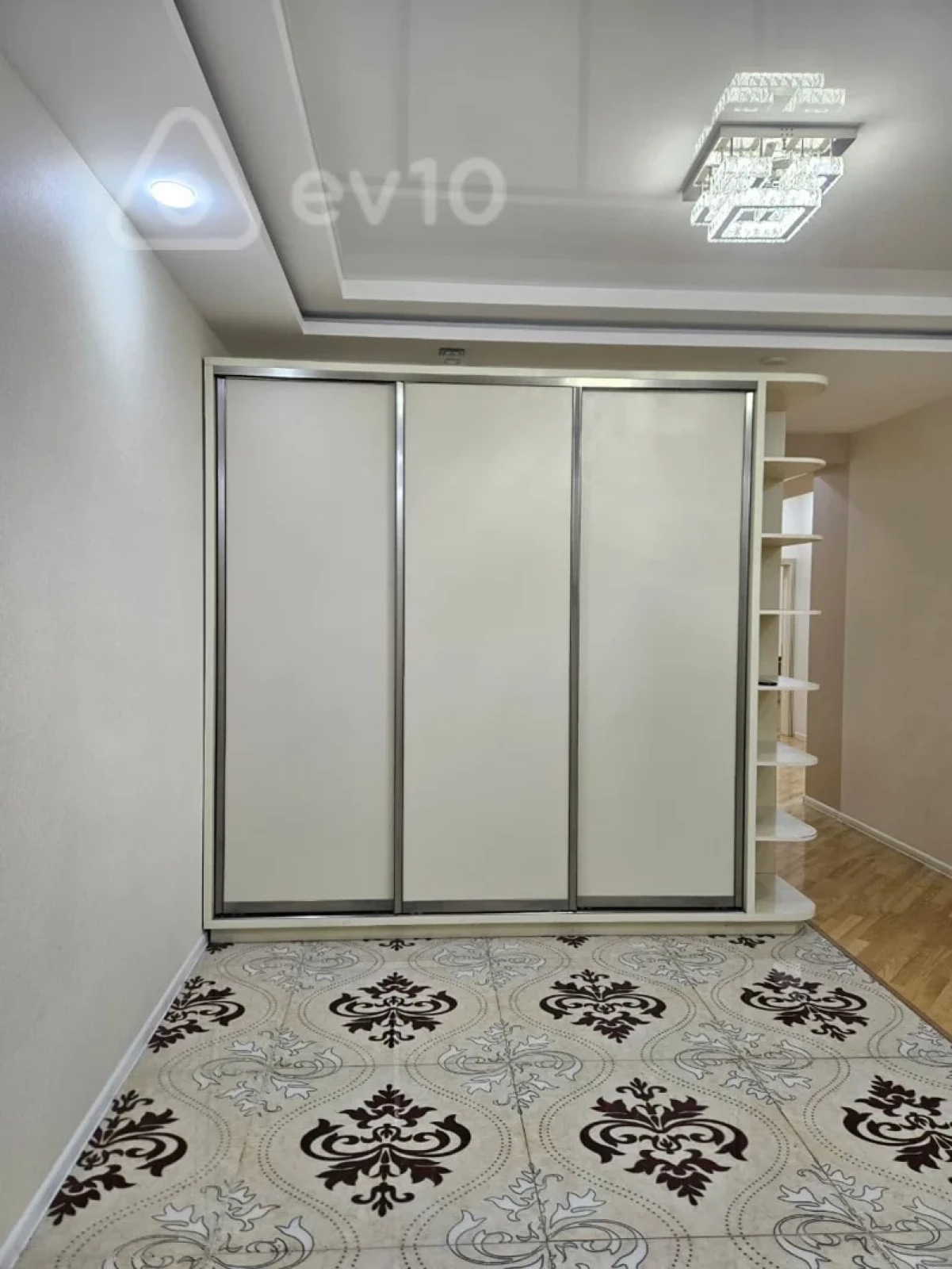 Kirayə verilir 3 otaqlı yeni tikili 160 m²