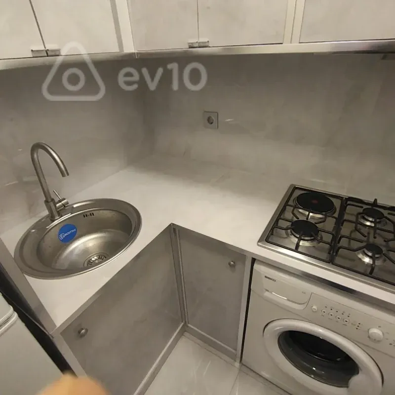 Kirayə verilir 2 otaqlı köhnə tikili 50 m²