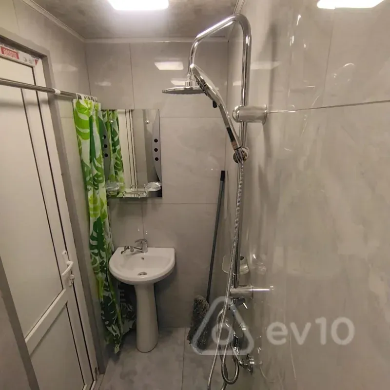 Kirayə verilir 2 otaqlı köhnə tikili 50 m²