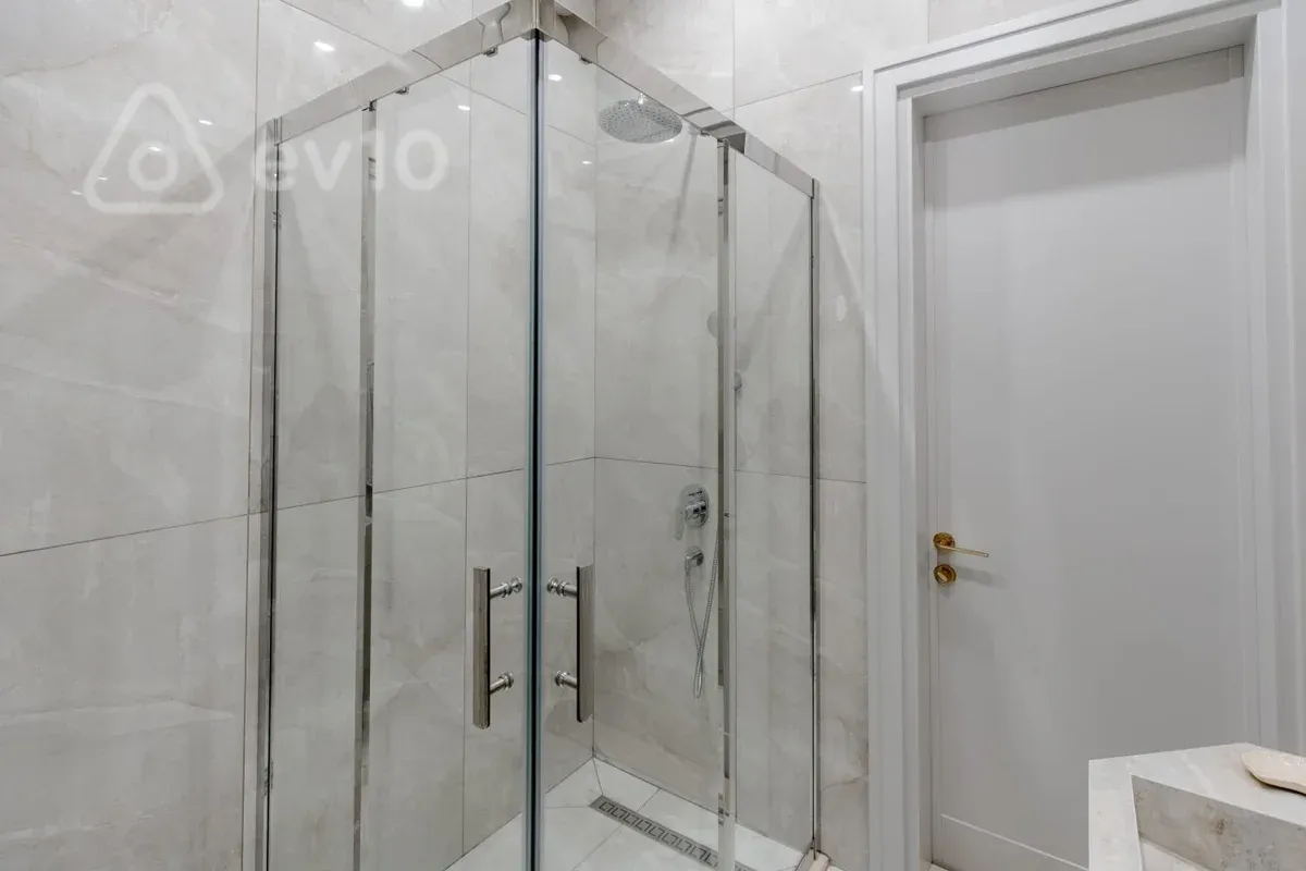 Kirayə verilir 3 otaqlı yeni tikili 140 m²