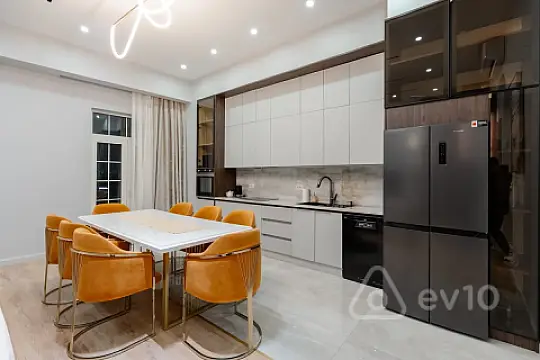 Kirayə verilir 3 otaqlı yeni tikili 140 m²