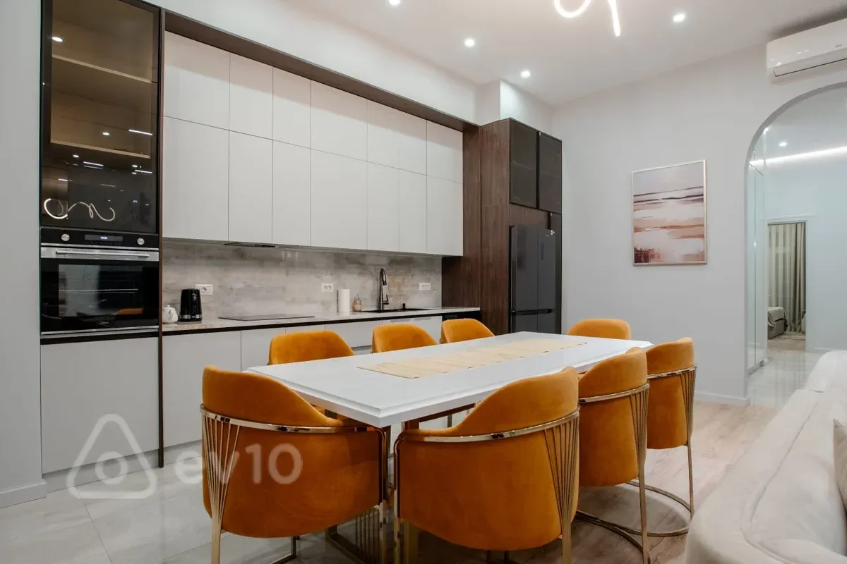 Kirayə verilir 3 otaqlı yeni tikili 140 m²