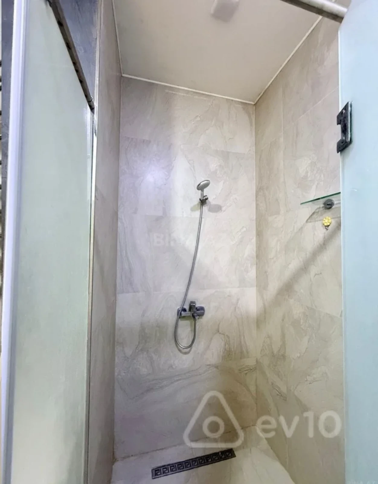 Kirayə verilir 4 otaqlı yeni tikili 190 m²