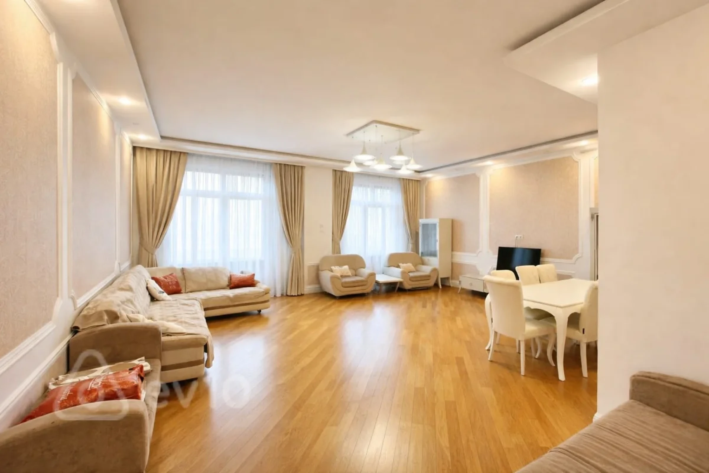 Kirayə verilir 4 otaqlı yeni tikili 190 m²