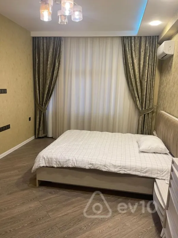 Kirayə verilir 3 otaqlı yeni tikili 130 m²