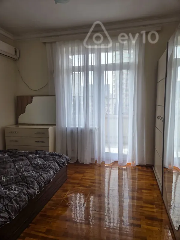 Kirayə verilir 2 otaqlı köhnə tikili 70 m²