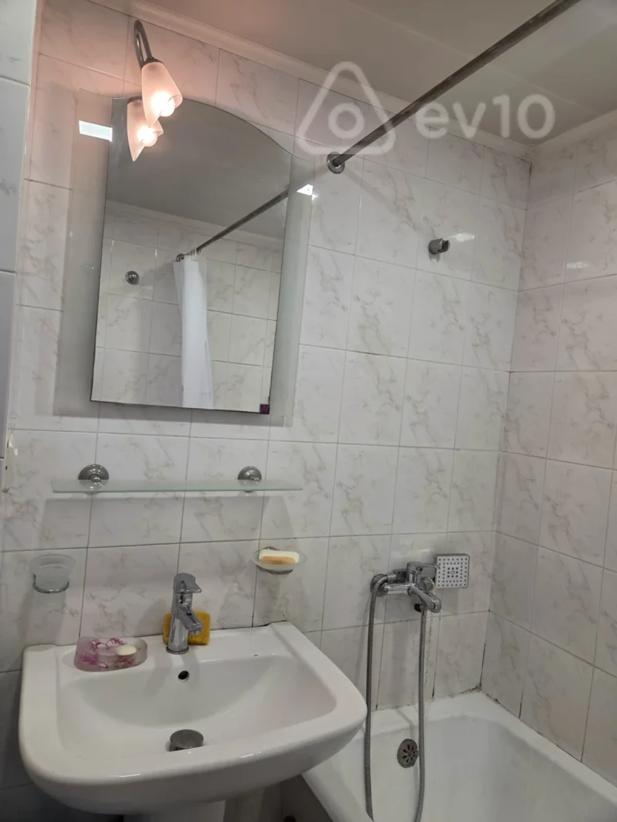 Kirayə verilir 2 otaqlı köhnə tikili 70 m²