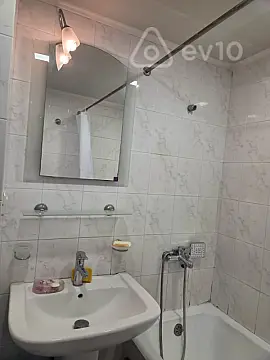 Kirayə verilir 2 otaqlı köhnə tikili 70 m²