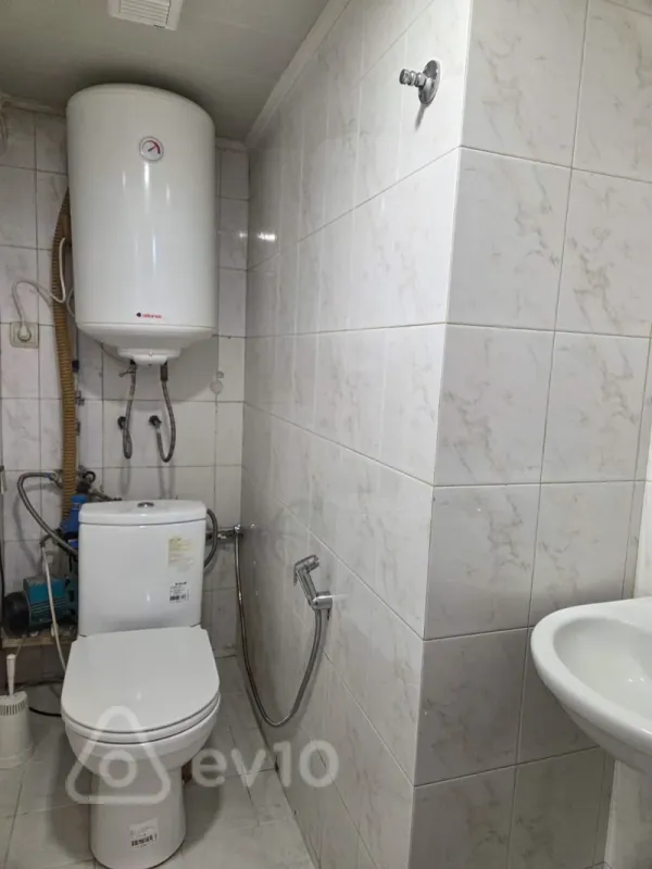 Kirayə verilir 2 otaqlı köhnə tikili 70 m²