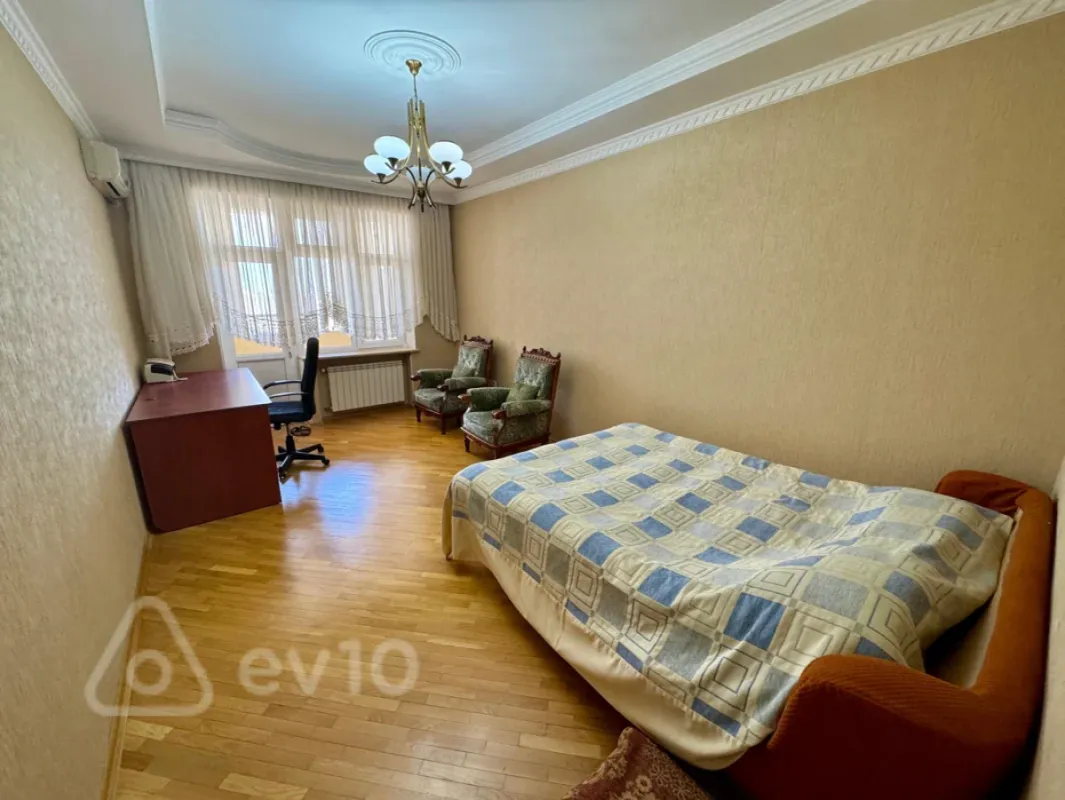 Kirayə verilir 4 otaqlı yeni tikili 200 m²