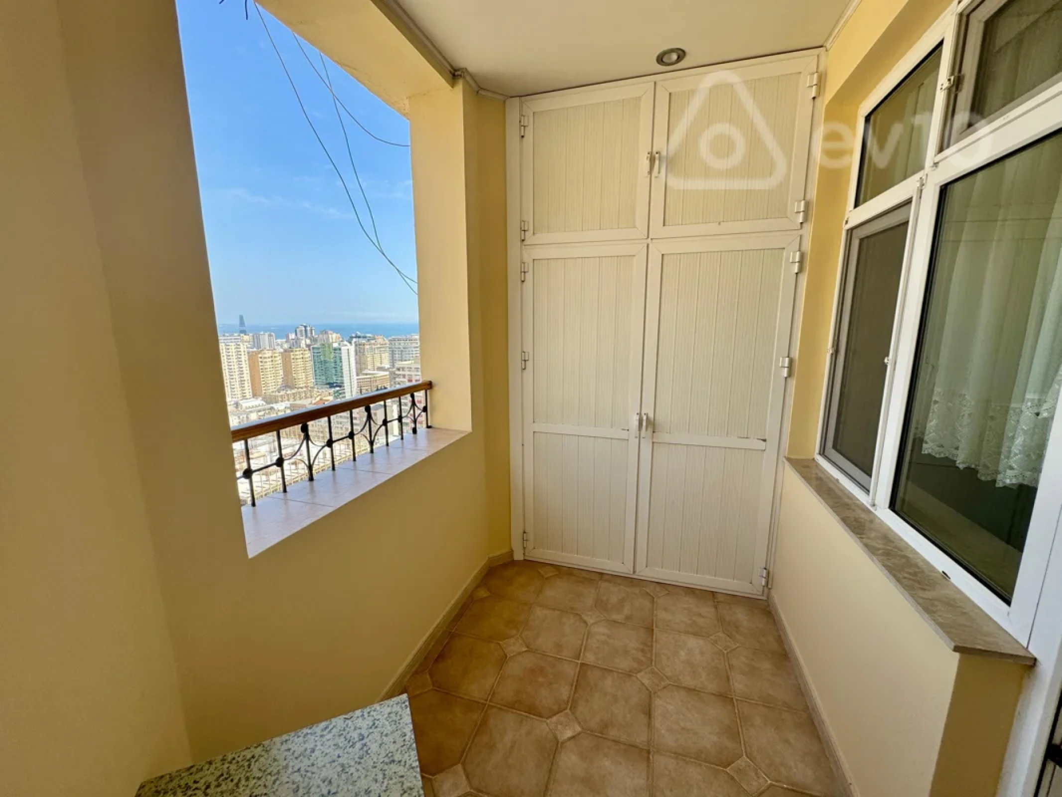 Kirayə verilir 4 otaqlı yeni tikili 200 m²