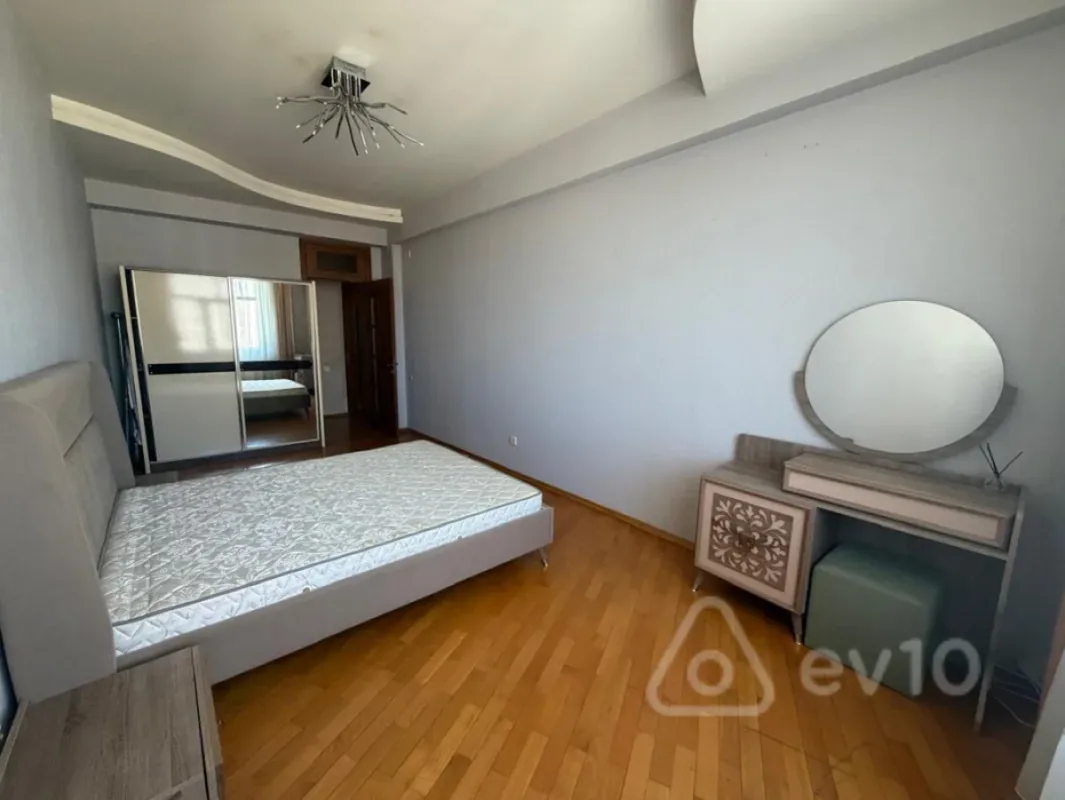 Kirayə verilir 2 otaqlı yeni tikili 65 m²